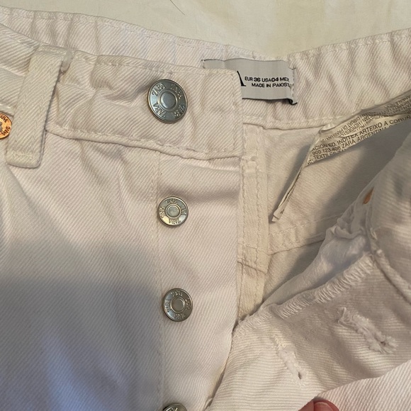 NWOT Zara white jeans with distressed edge. - Picture 2 of 6